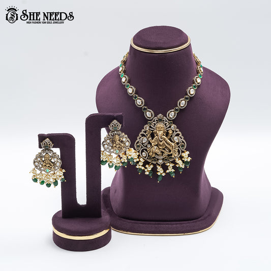 VICTORIAN SHORT NECKLACE